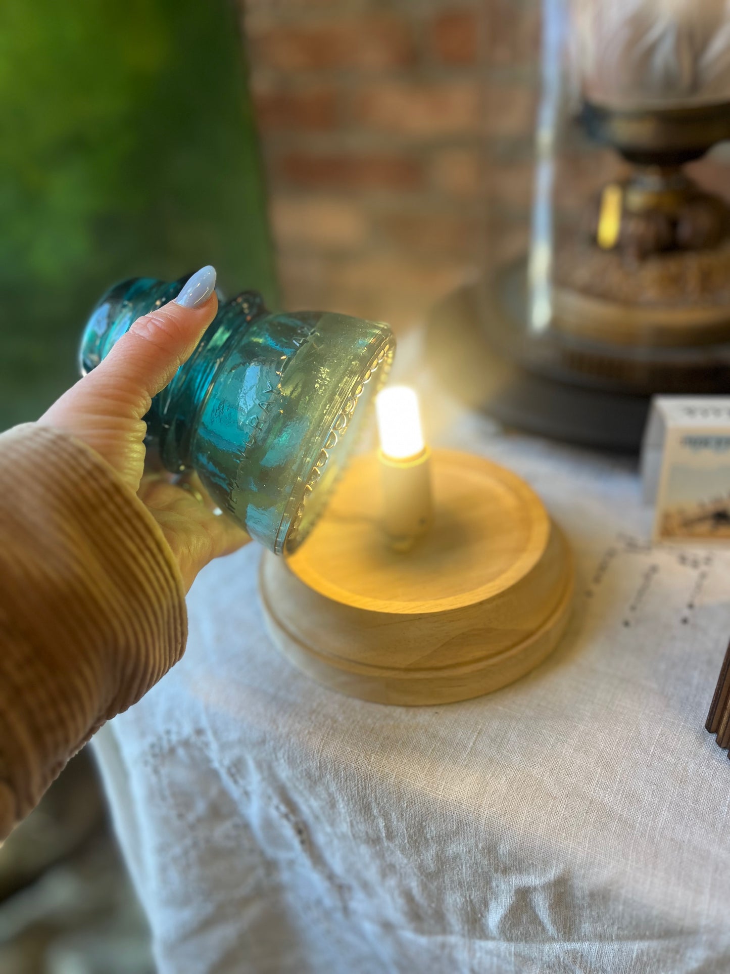 Insulator Light with Base